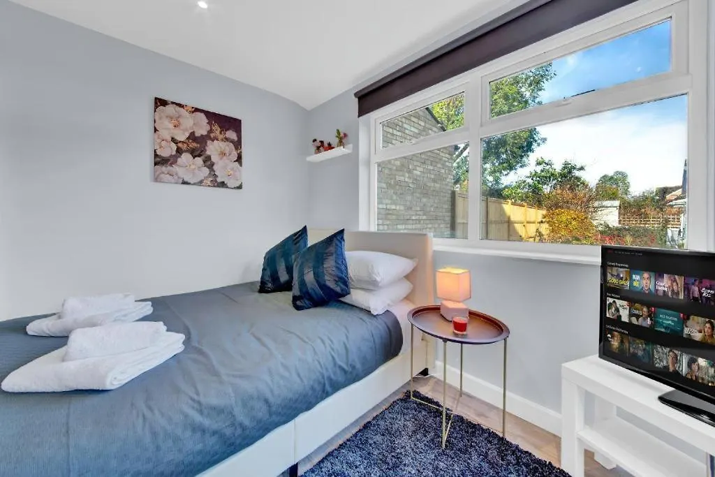 Guest house West Drayton Stays - Ub7 Bellclose Yiewsley United Kingdom
